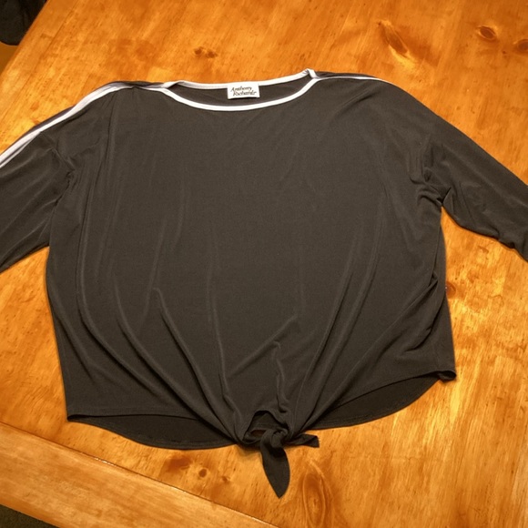 Anthony Richards Black with White Trim Top - Picture 3 of 9